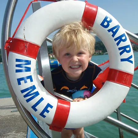 باري ميمل دايركتلي آت ذا ليك فيلدين ام ورثرسي