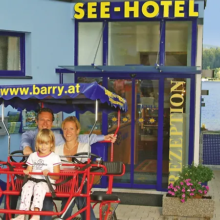 Barry Memle Directly At The ホテル