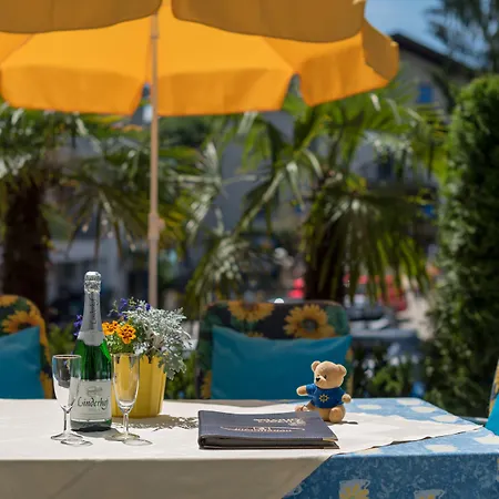 باري ميمل دايركتلي آت ذا ليك فيلدين ام ورثرسي