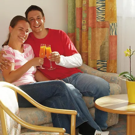 باري ميمل دايركتلي آت ذا ليك فيلدين ام ورثرسي